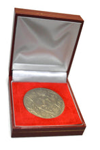 Load image into Gallery viewer, Padded Red Coin storage box for a crown coin or Britannia coin